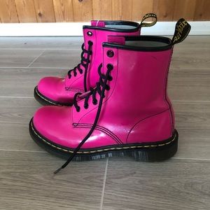 1460 WOMEN'S PATENT LEATHER LACE UP BOOTS. THRIFT PINK LUCIDO+PATENT LAMPER